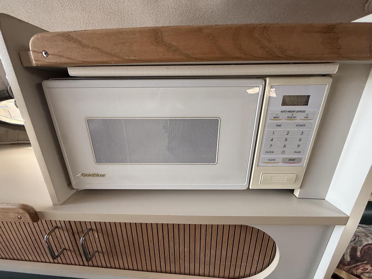 Used 1998 Four Winns 258 Vista