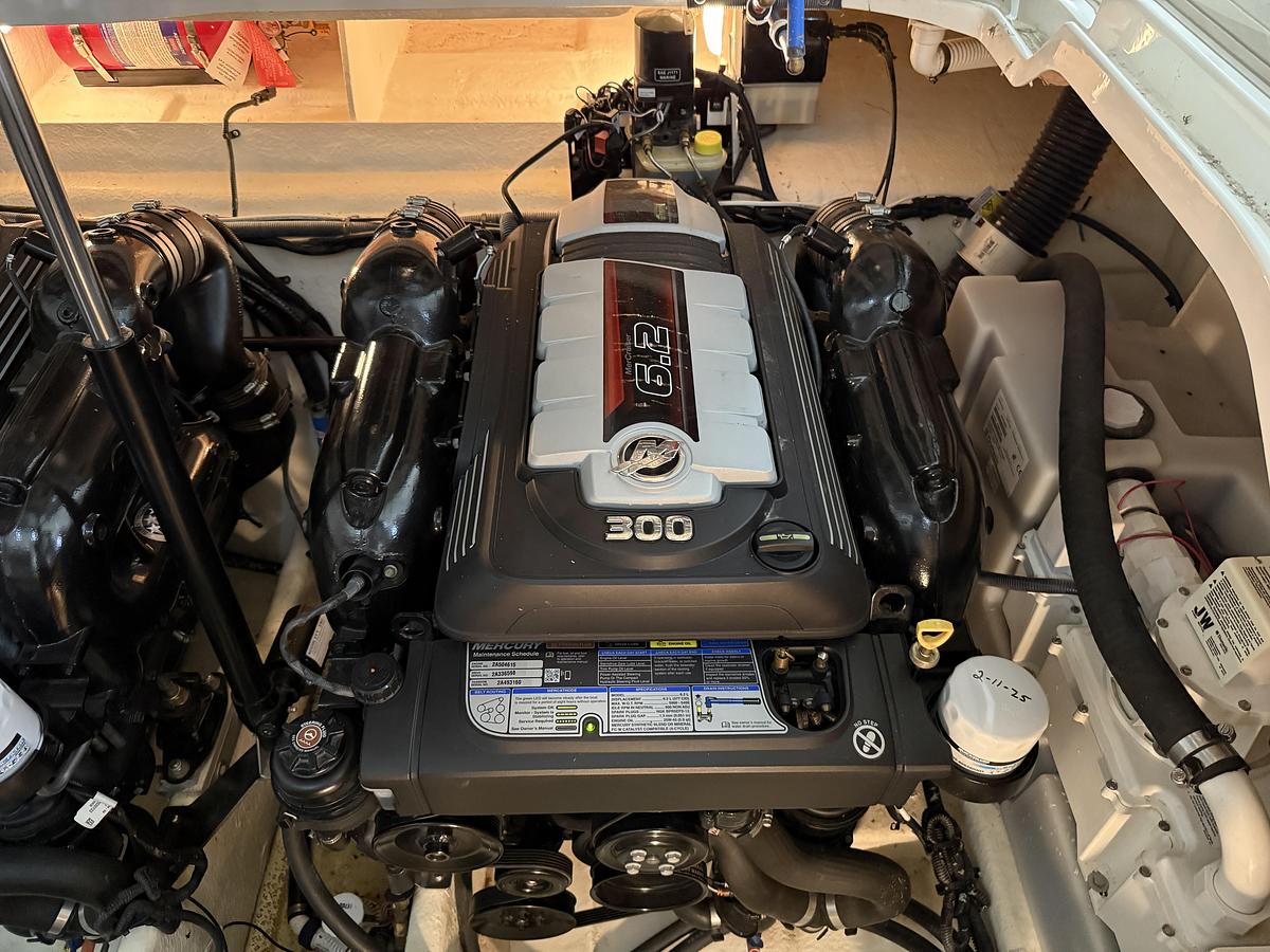 Used 2017 Sea Ray 330 Sundancer