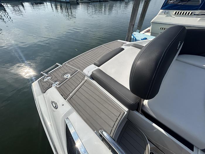 Used 2022 Crownline E285