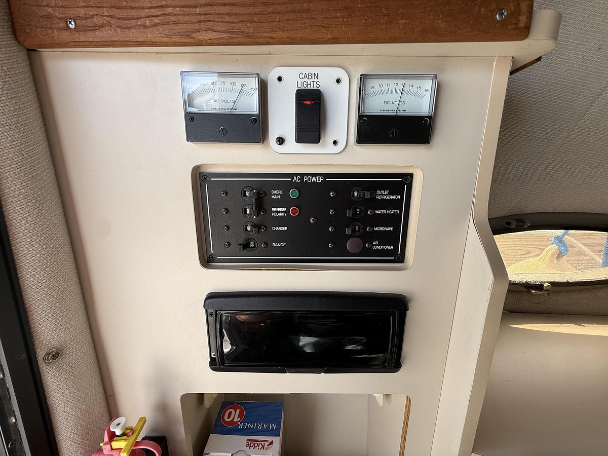 Used 1998 Four Winns 258 Vista