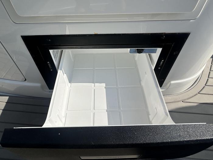 Used 2022 Crownline E285