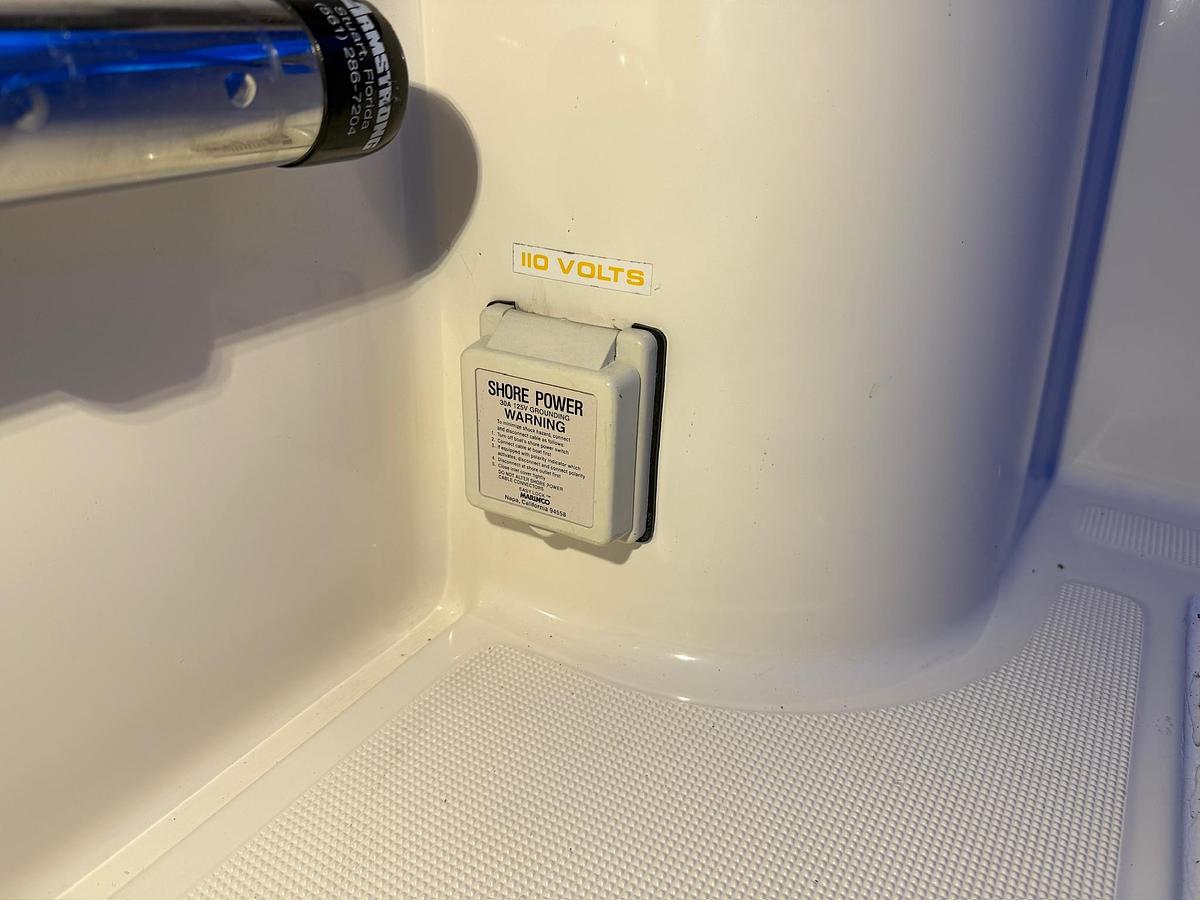 Used 1998 Pursuit 2860 Denali