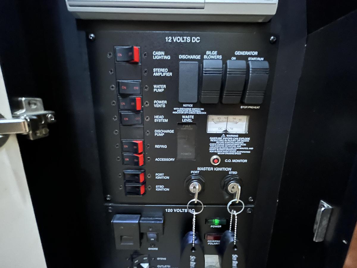 Used 2005 Sea Ray 320 Sundancer