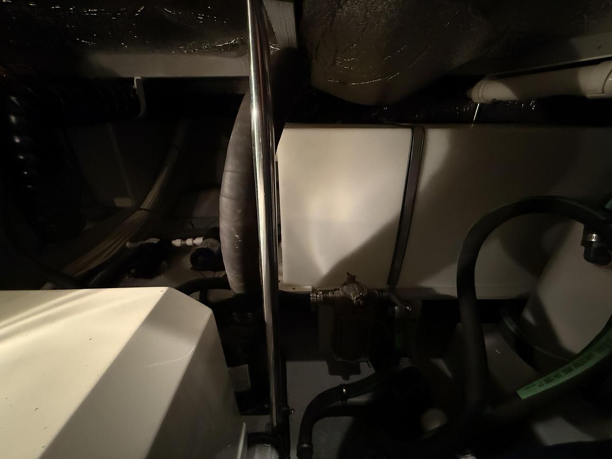 Used 1998  Silverton 352 Motor Yacht