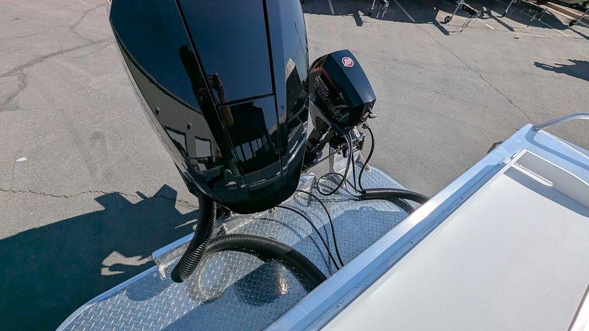 2025 Thunder Jet Alexis 24 OS