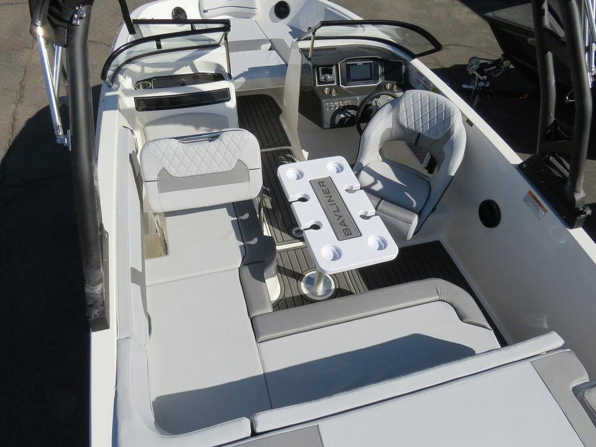 2025 Bayliner VR5 Bowrider