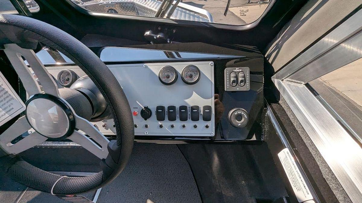 2025 Thunder Jet Alexis 24 OS