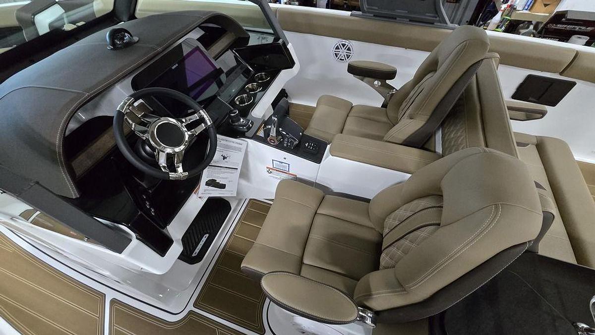 2025 Monterey Elite 30