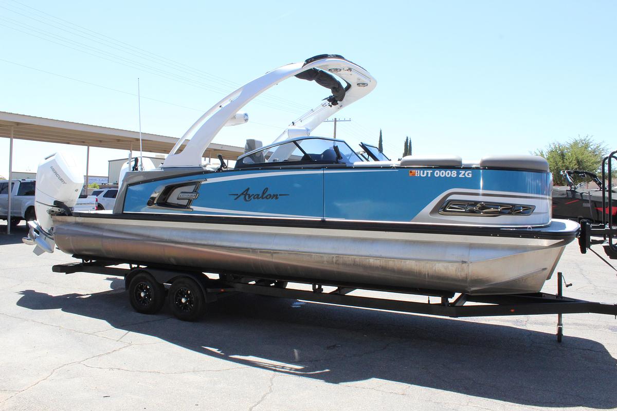 Used 2023 Avalon Excaliber LTD Elite Windsheild