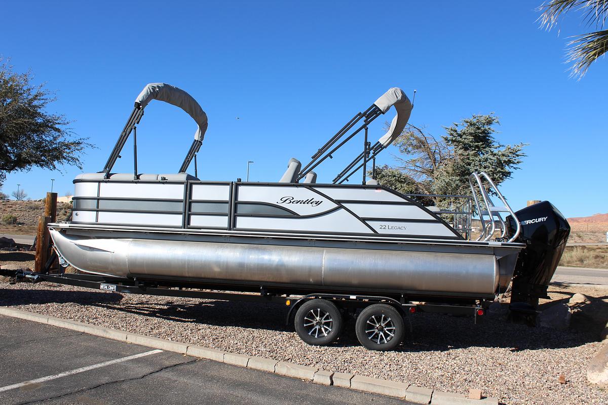 2026 Bentley Pontoons Legacy 220 Swingback
