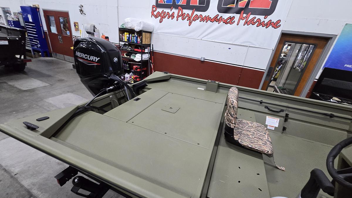 2027 Lund 1760 Predator