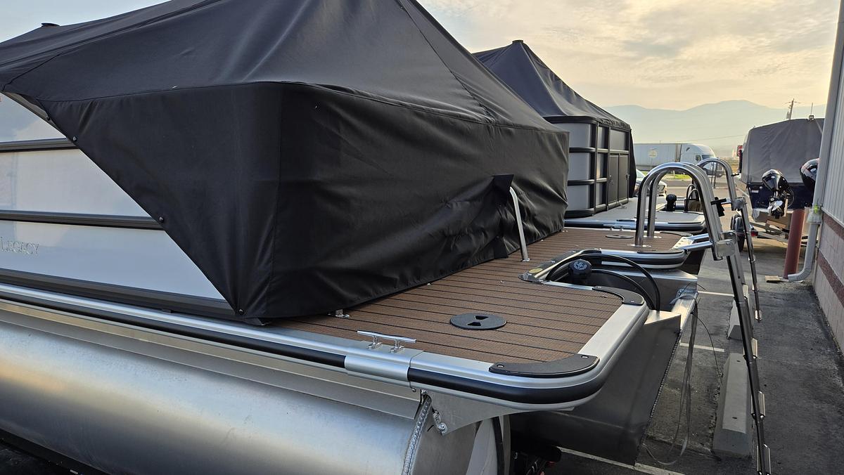 2026 Bentley 243 Swingback Pontoon Triple Toon