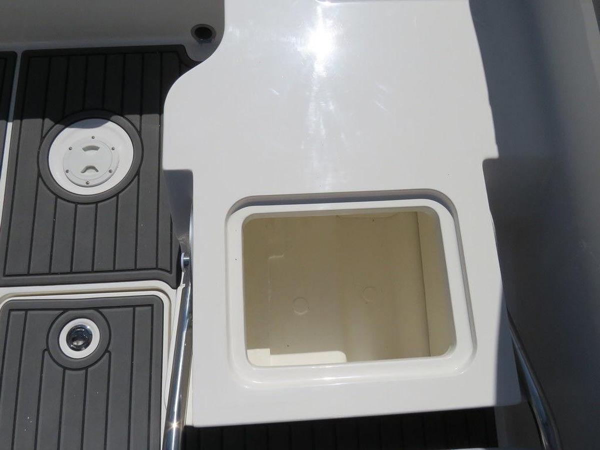 2025 Bayliner VR5 Bowrider