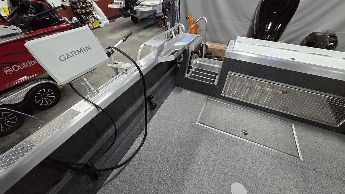 2025 Thunder Jet Alexis 24 OS