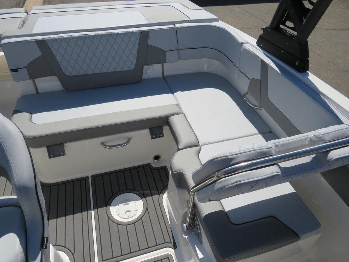 2025 Bayliner VR5 Bowrider