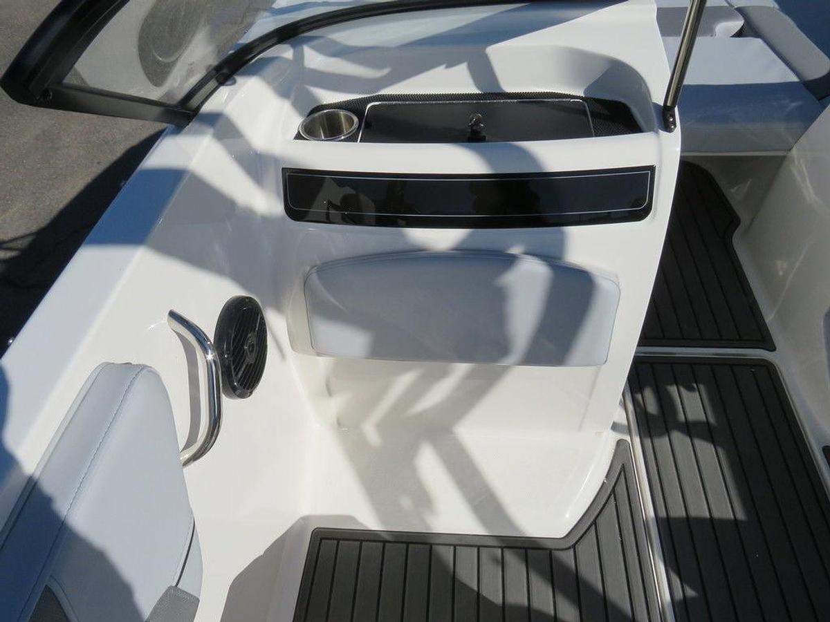 2025 Bayliner VR5 Bowrider