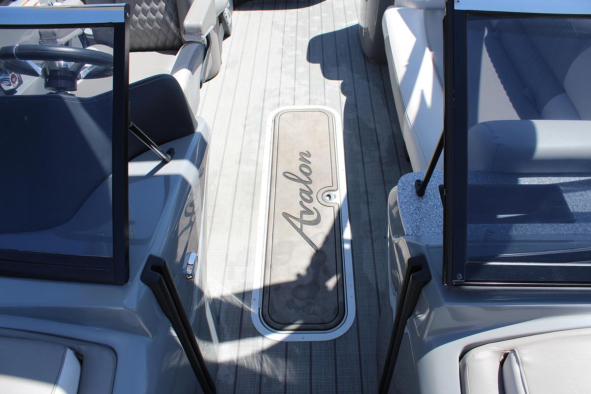 Used 2023 Avalon Excaliber LTD Elite Windsheild
