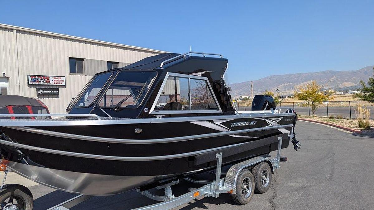 2025 Thunder Jet Alexis 24 OS