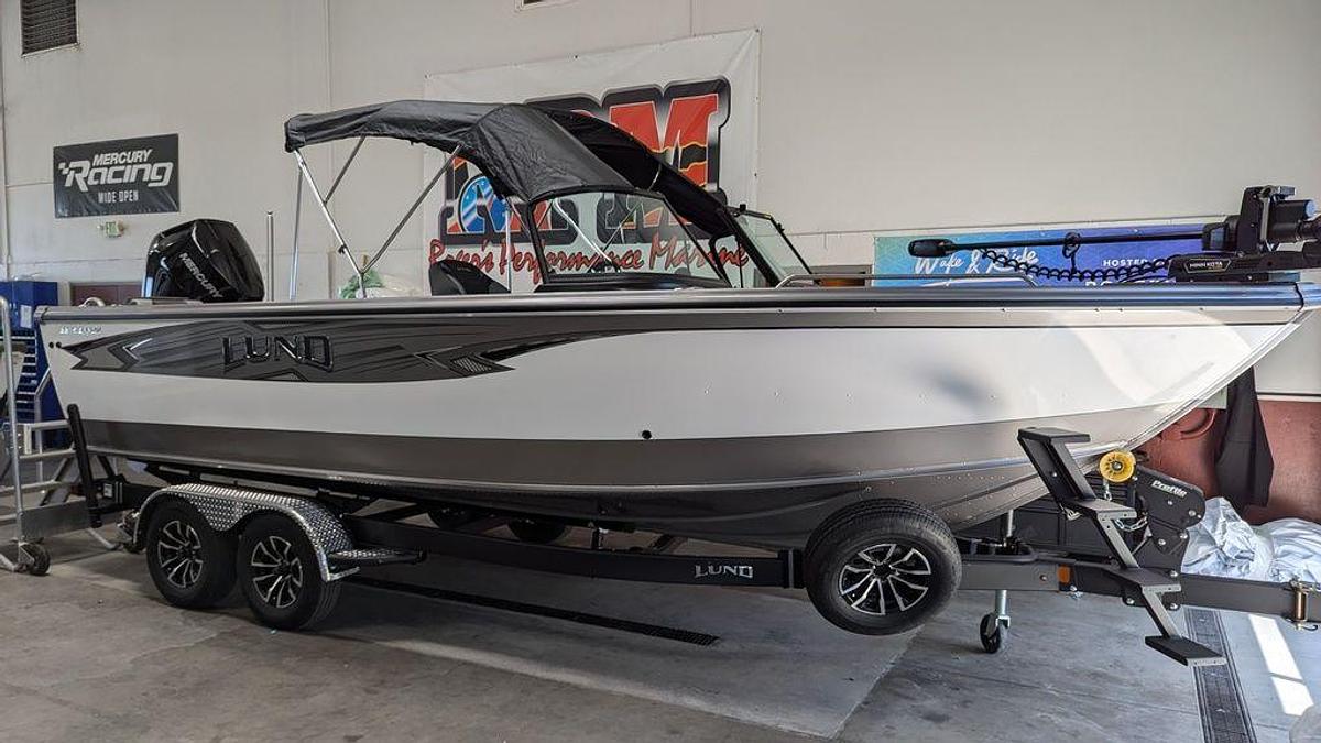 2025 Lund 2275 Barron