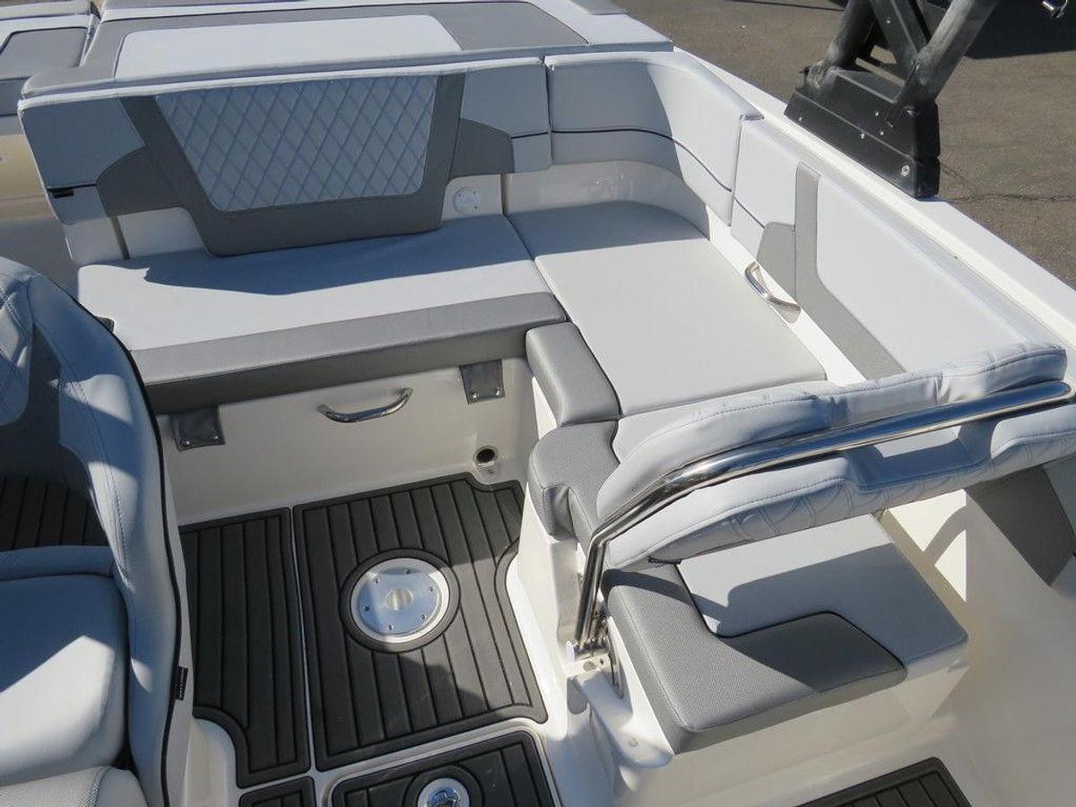 2025 Bayliner VR5 Bowrider