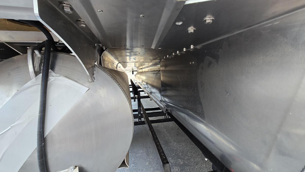 2026 Bentley 243 Swingback Pontoon Triple Toon