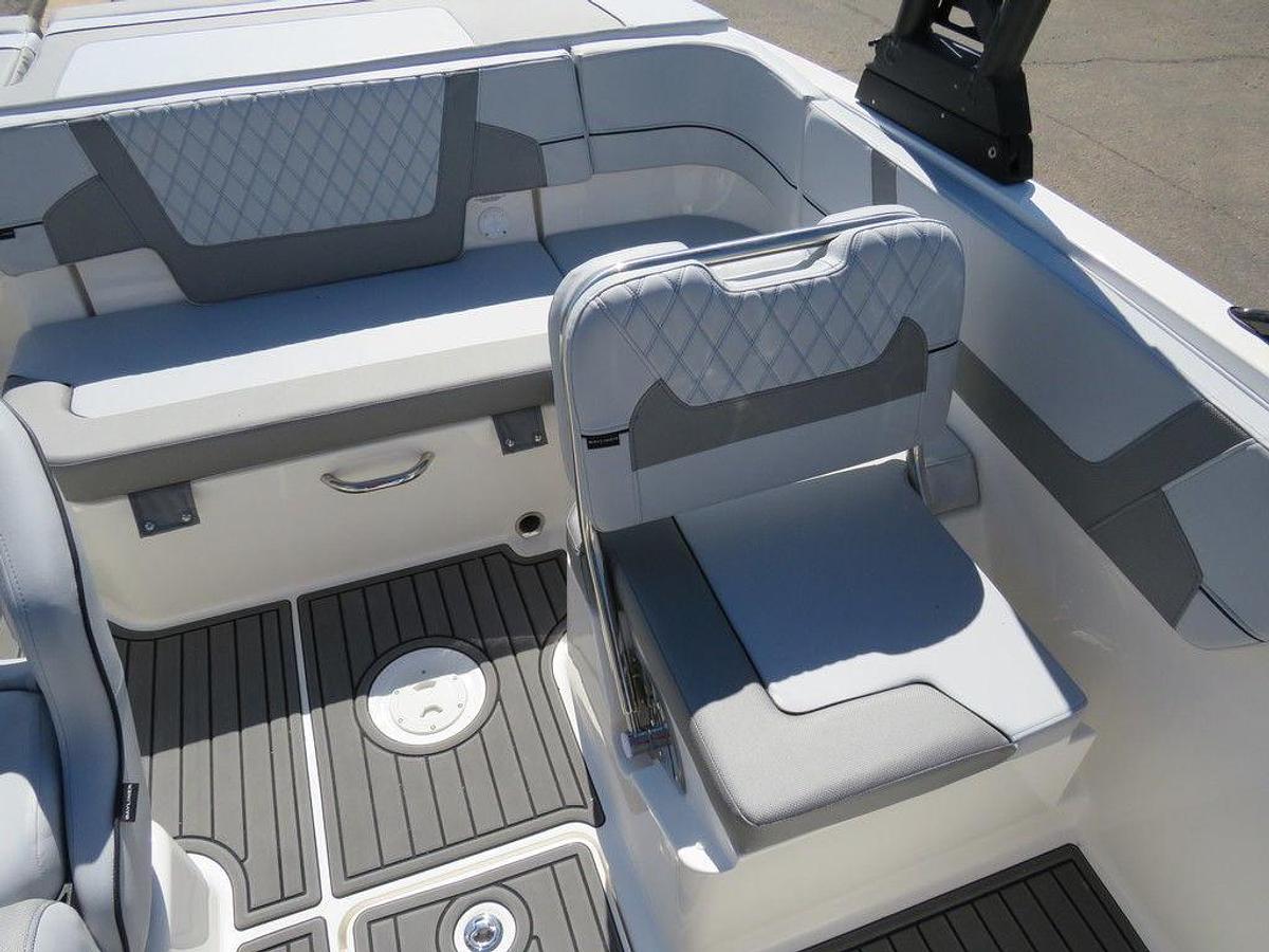 2025 Bayliner VR5 Bowrider