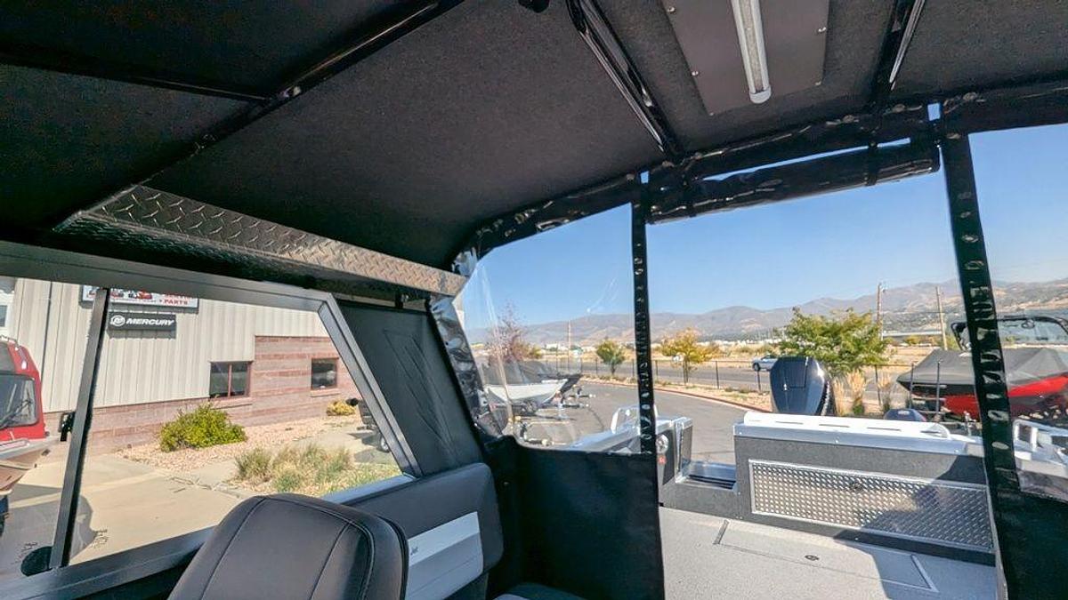 2025 Thunder Jet Alexis 24 OS