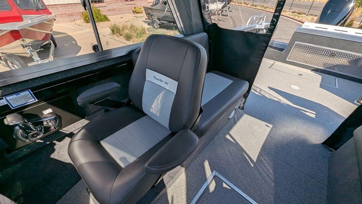 2025 Thunder Jet Alexis 24 OS