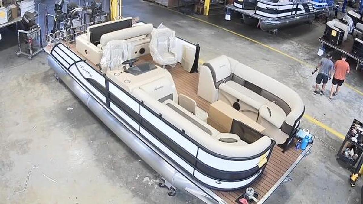 2026 Bentley 243 Swingback Pontoon Triple Toon