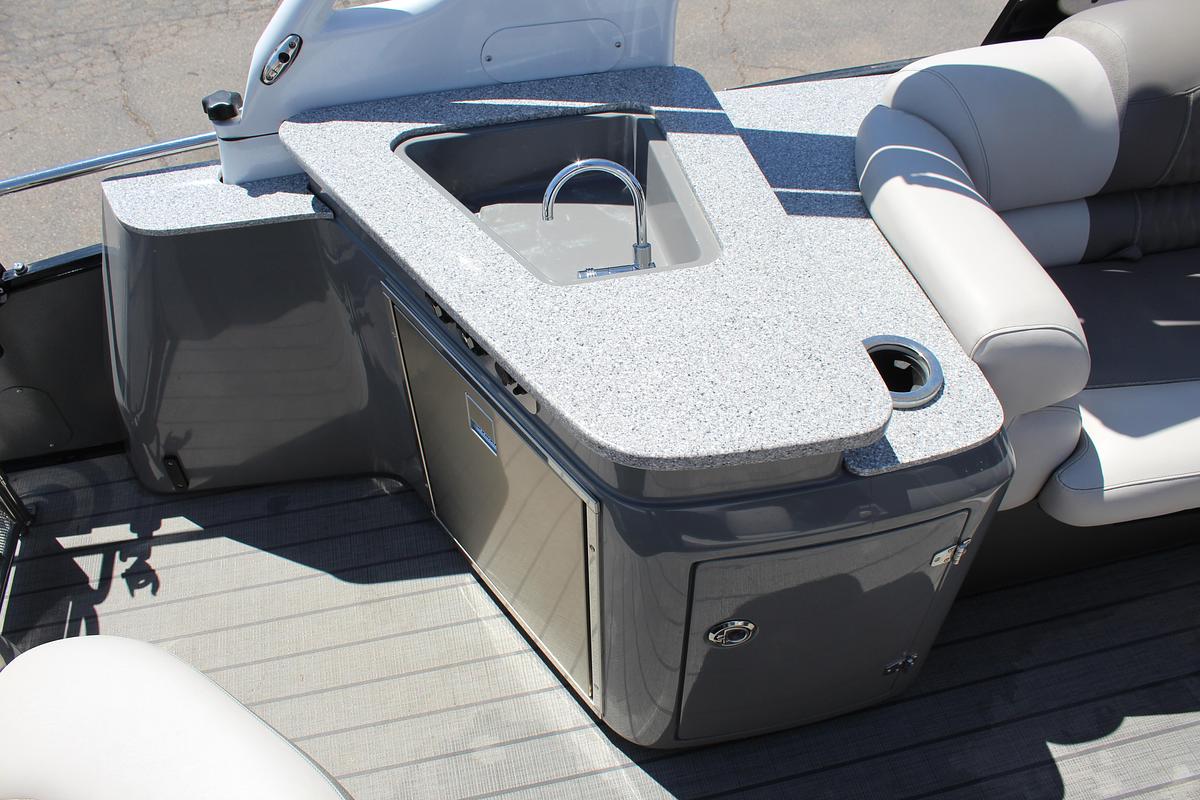 Used 2023 Avalon Excaliber LTD Elite Windsheild