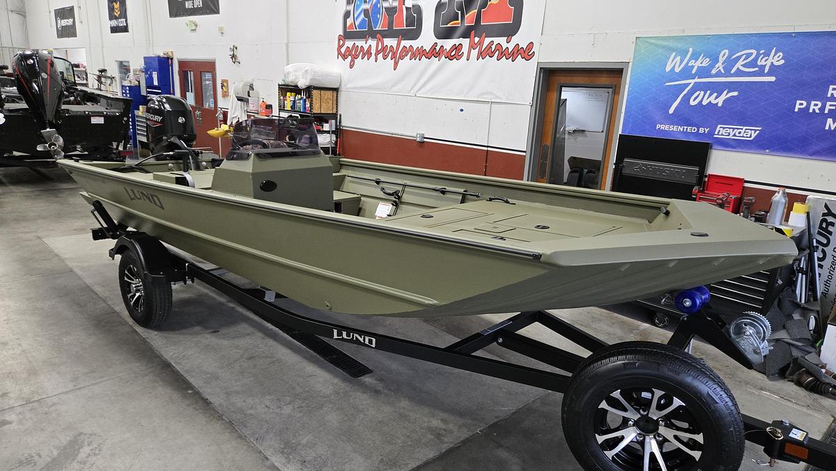 2027 Lund 1760 Predator