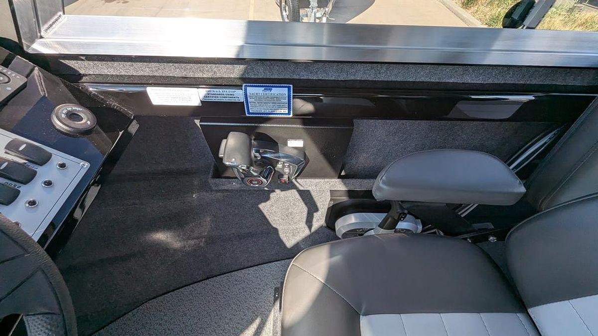 2025 Thunder Jet Alexis 24 OS