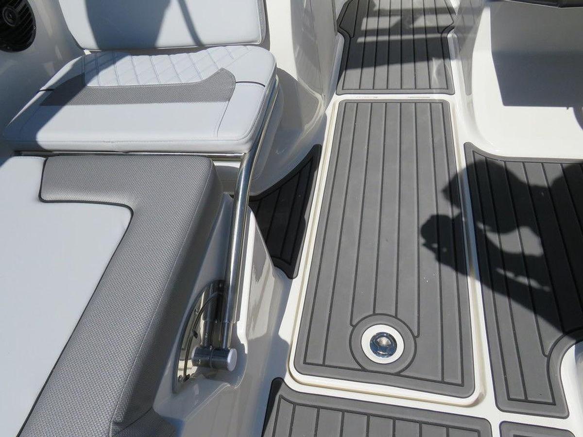 2025 Bayliner VR5 Bowrider