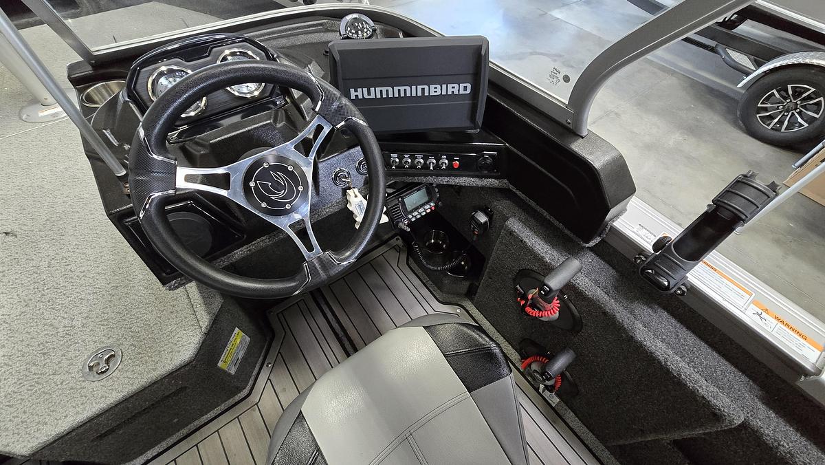 Used 2023 Crestliner 1750 Fish Hawk Platinum Edition