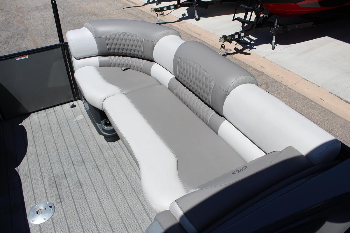 Used 2023 Avalon Excaliber LTD Elite Windsheild