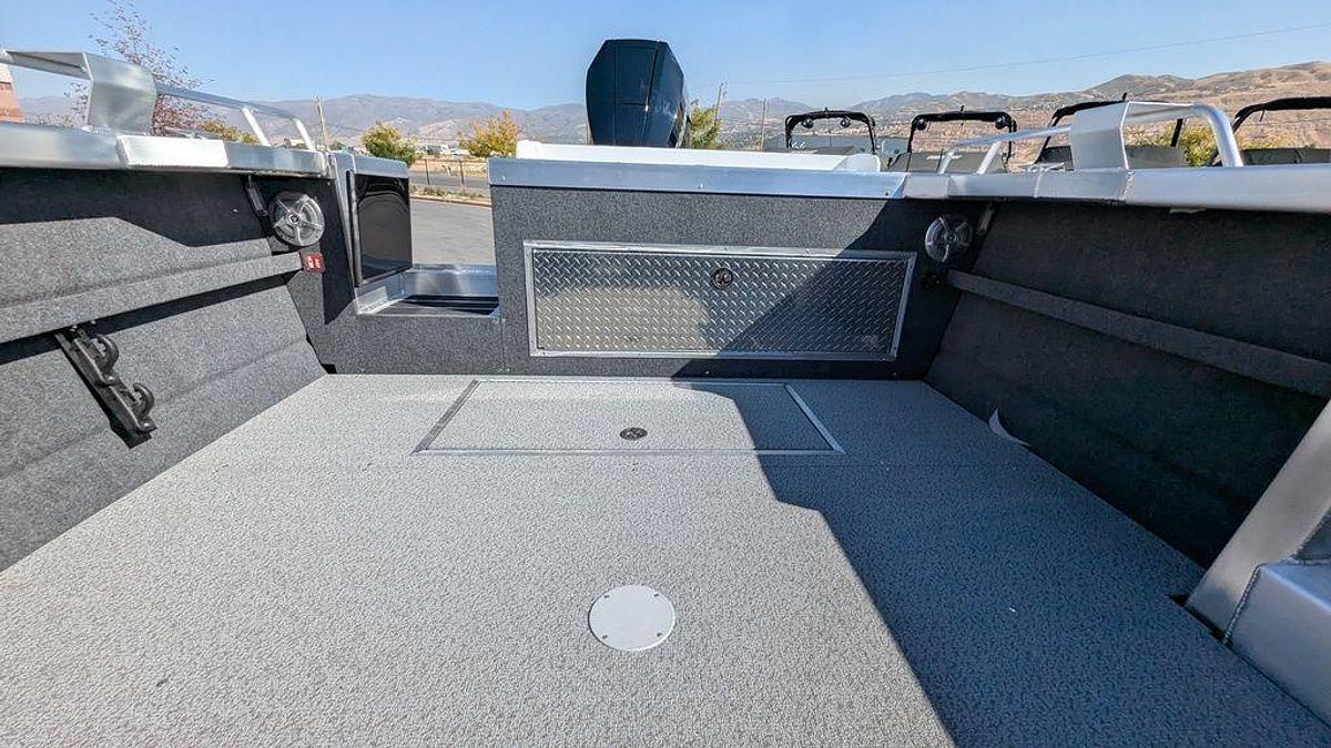 2025 Thunder Jet Alexis 24 OS