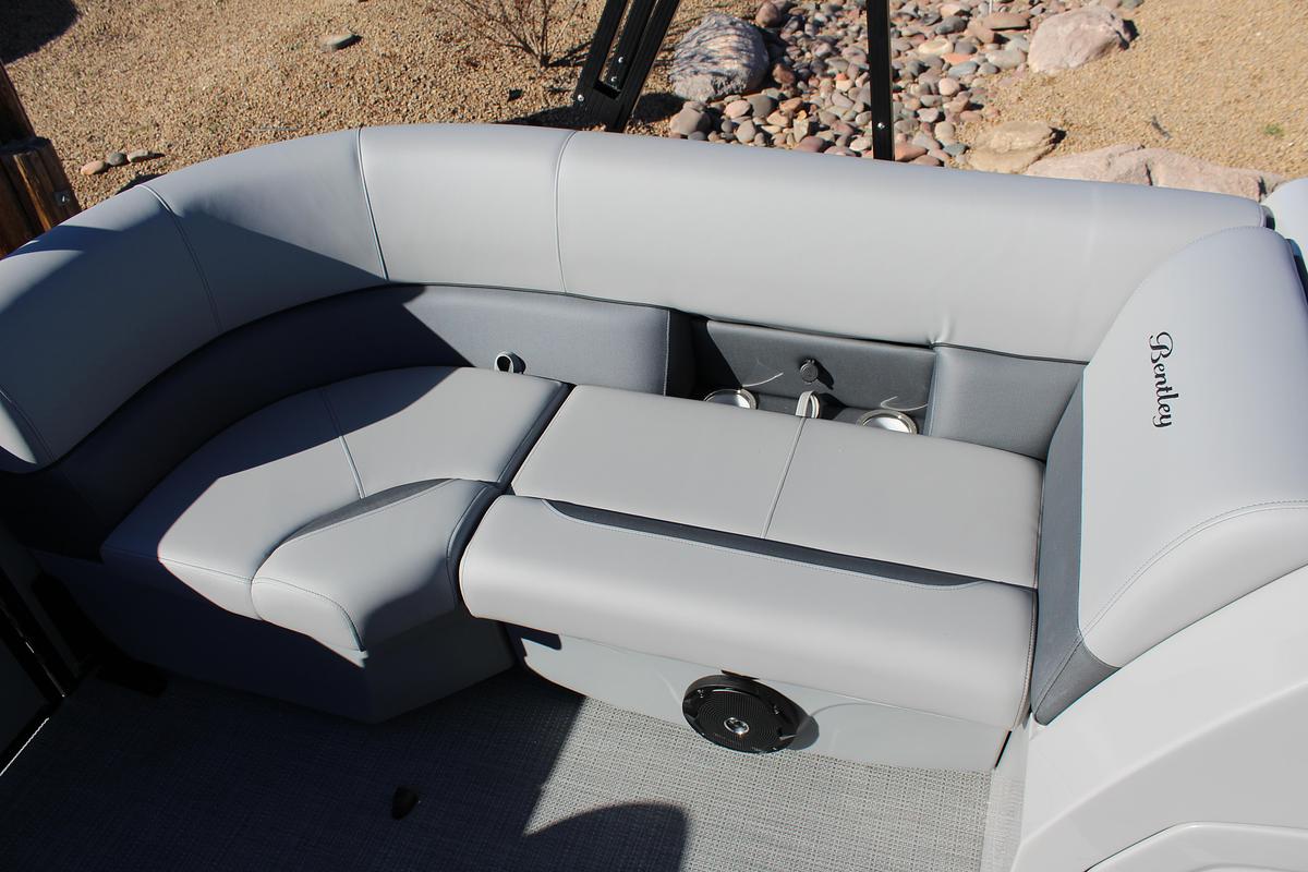 2026 Bentley Pontoons Legacy 220 Swingback