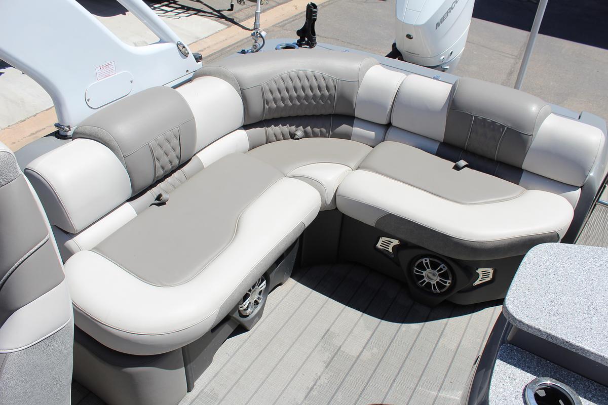 Used 2023 Avalon Excaliber LTD Elite Windsheild
