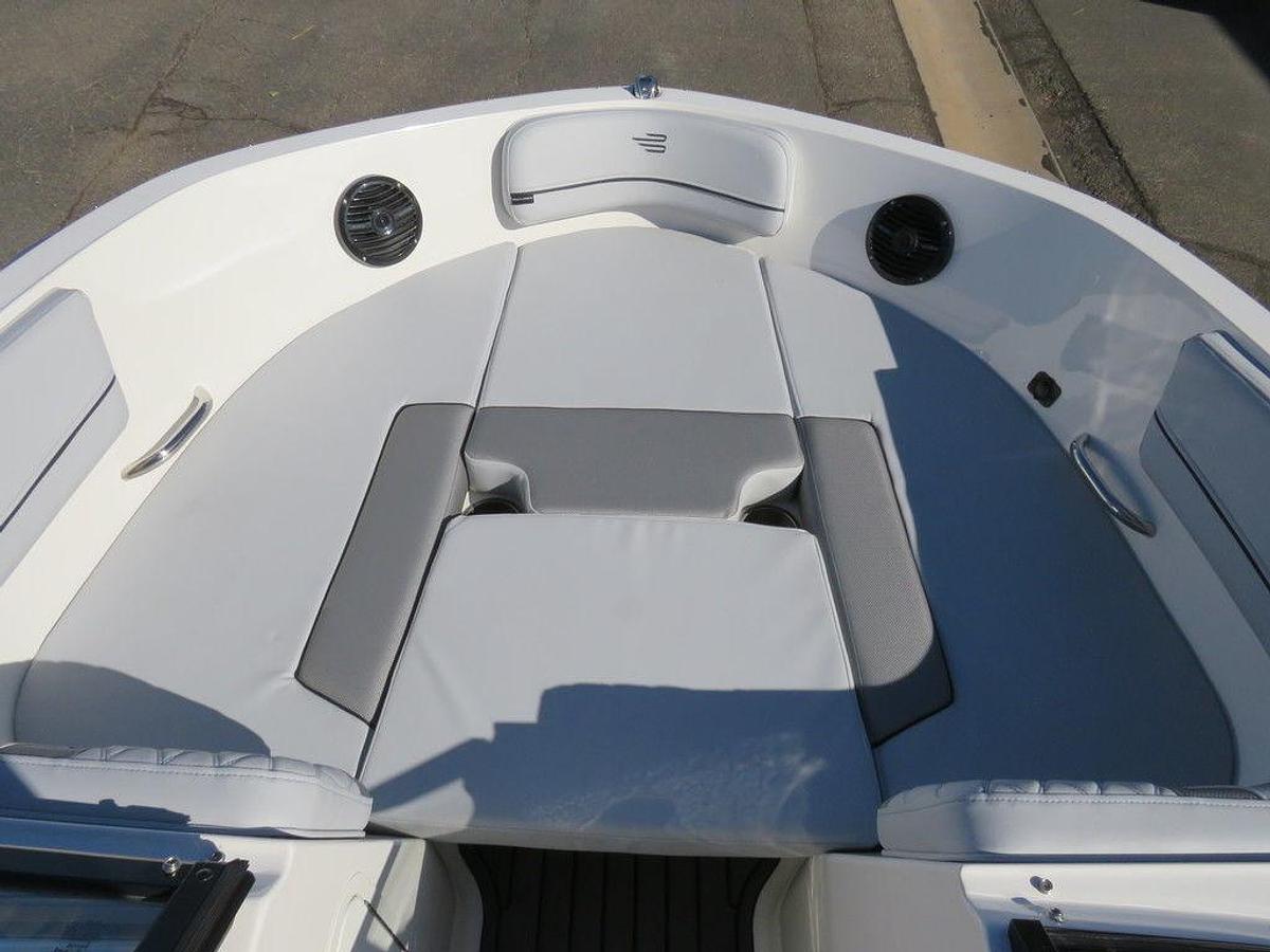 2025 Bayliner VR5 Bowrider