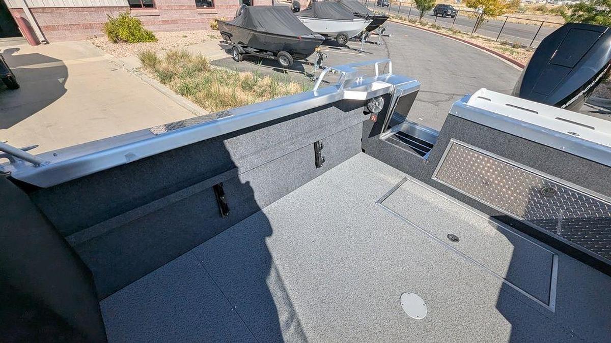 2025 Thunder Jet Alexis 24 OS