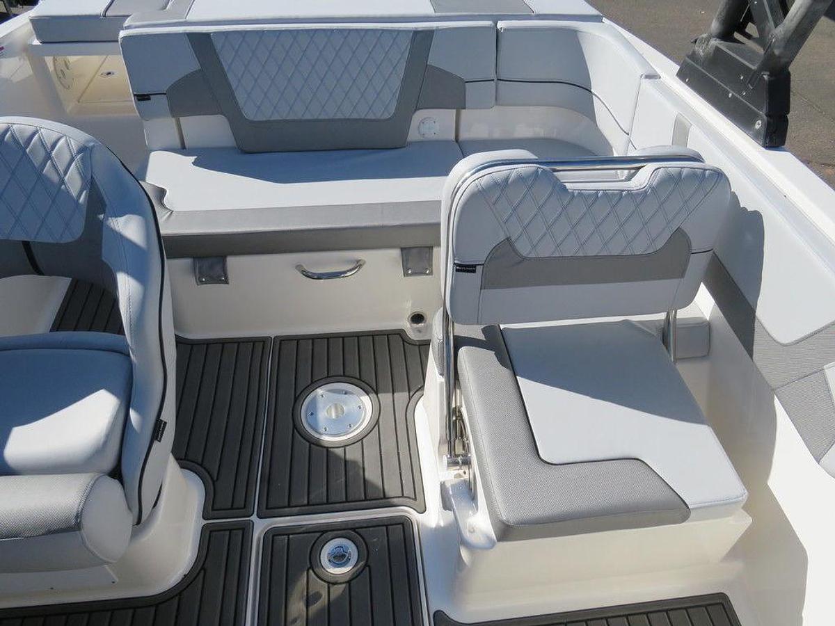 2025 Bayliner VR5 Bowrider