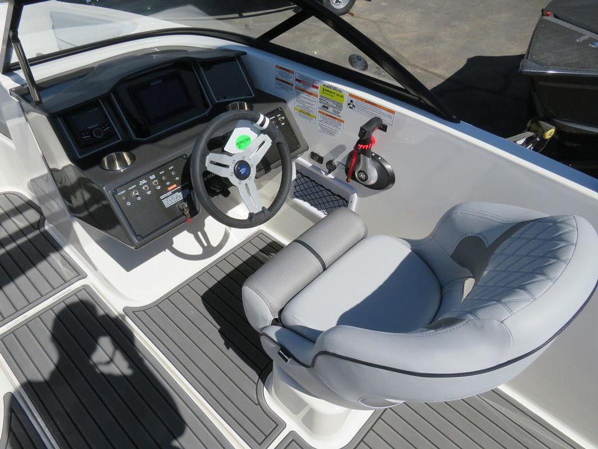 2025 Bayliner VR5 Bowrider