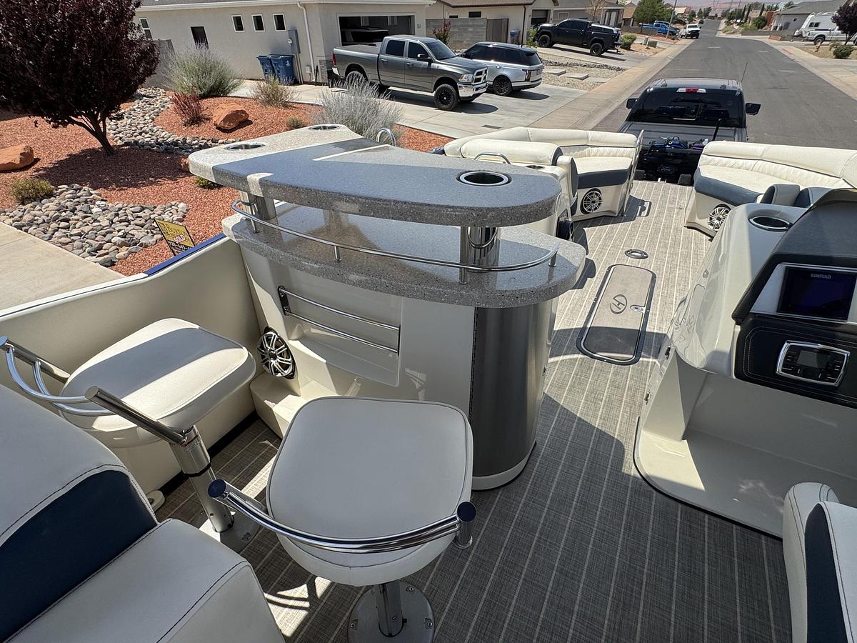 Used 2018 Harris CROWNE 250 DL