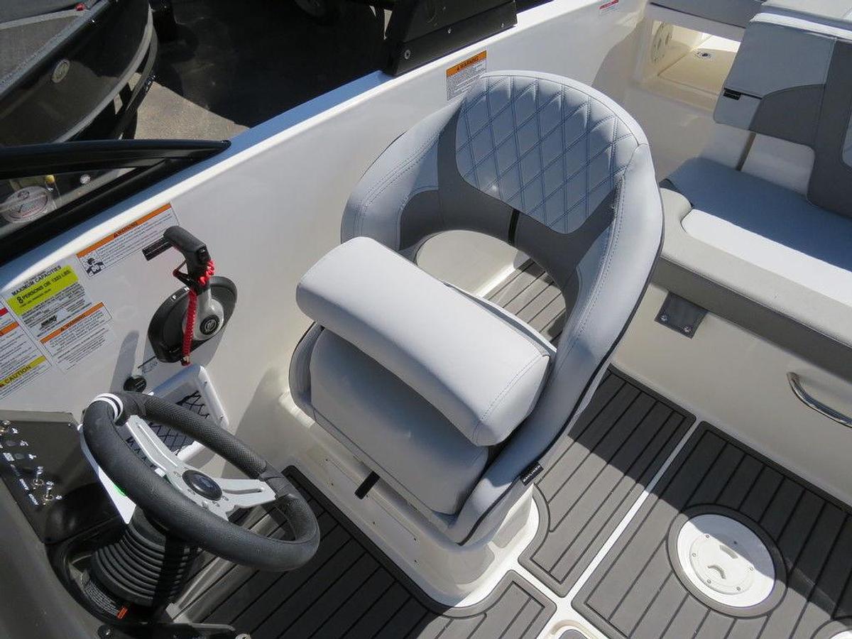 2025 Bayliner VR5 Bowrider