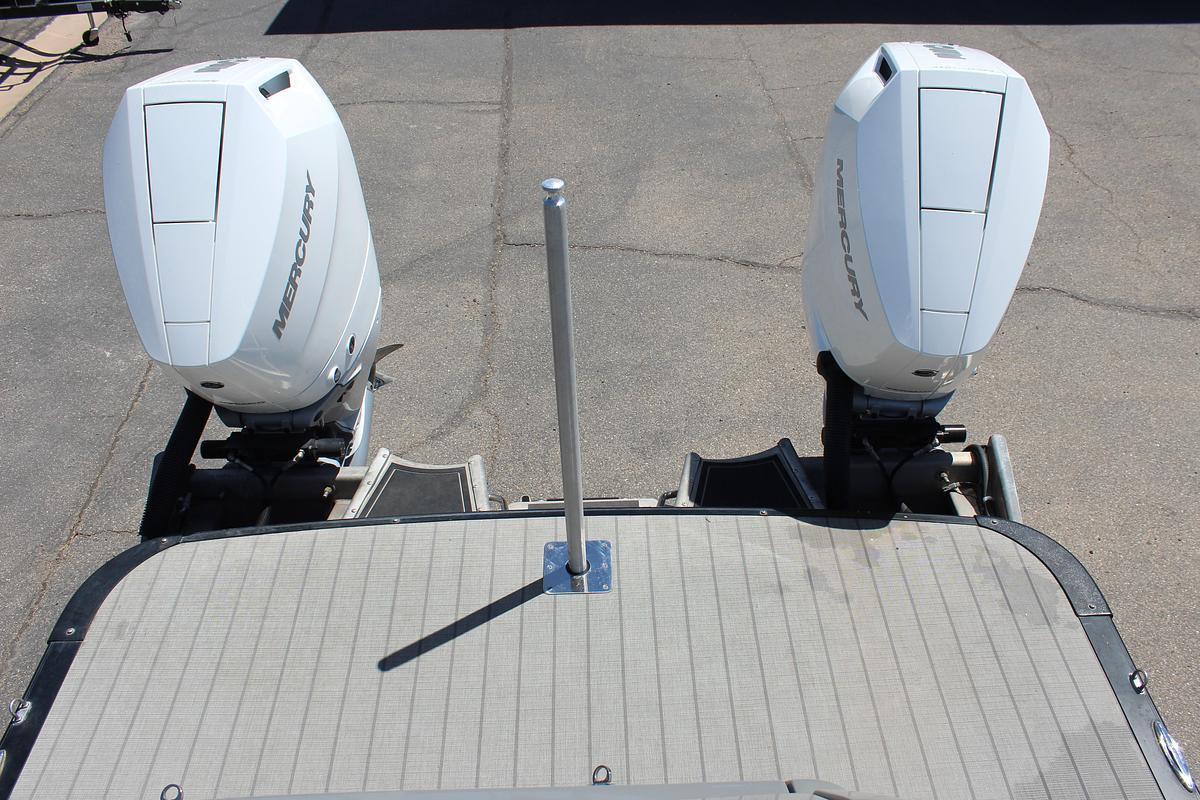 Used 2023 Avalon Excaliber LTD Elite Windsheild