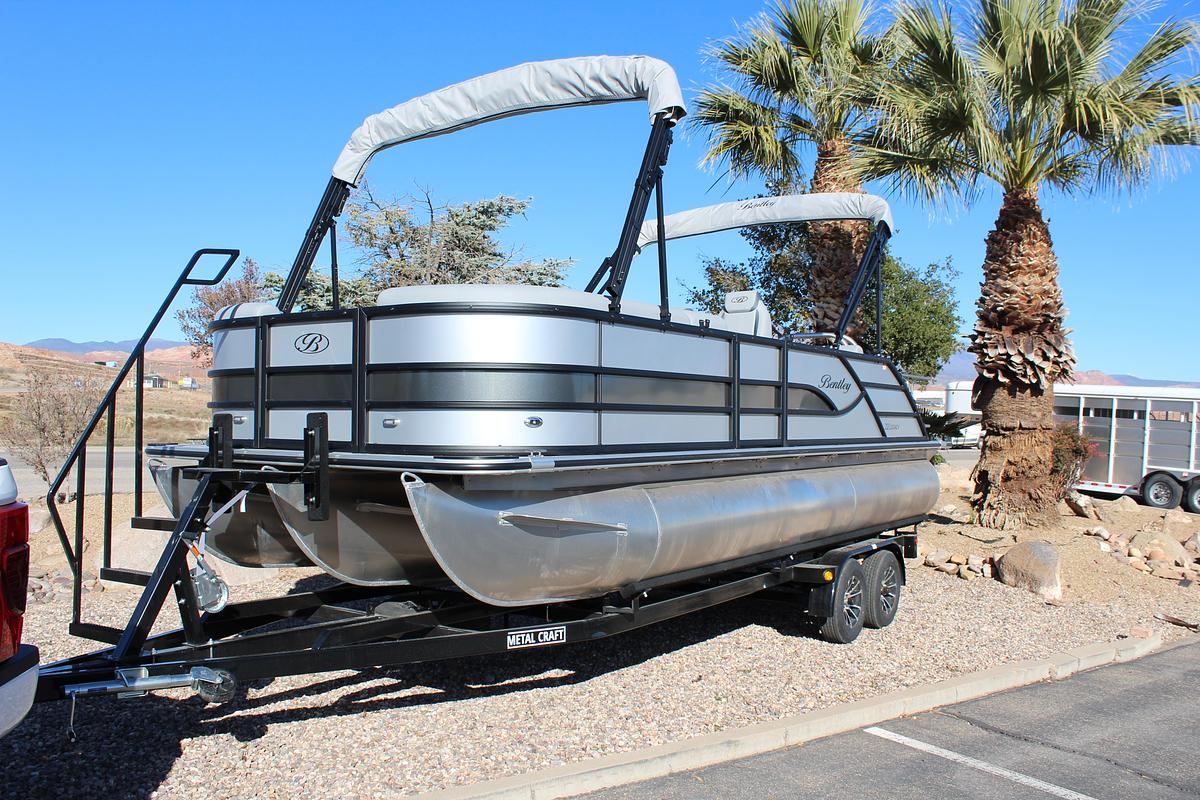 2026 Bentley Pontoons Legacy 220 Swingback