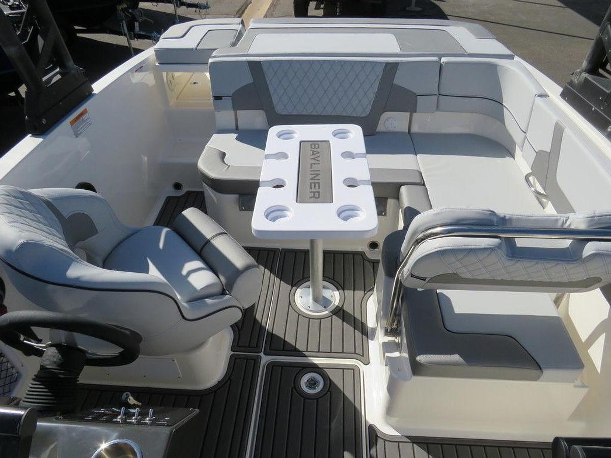 2025 Bayliner VR5 Bowrider