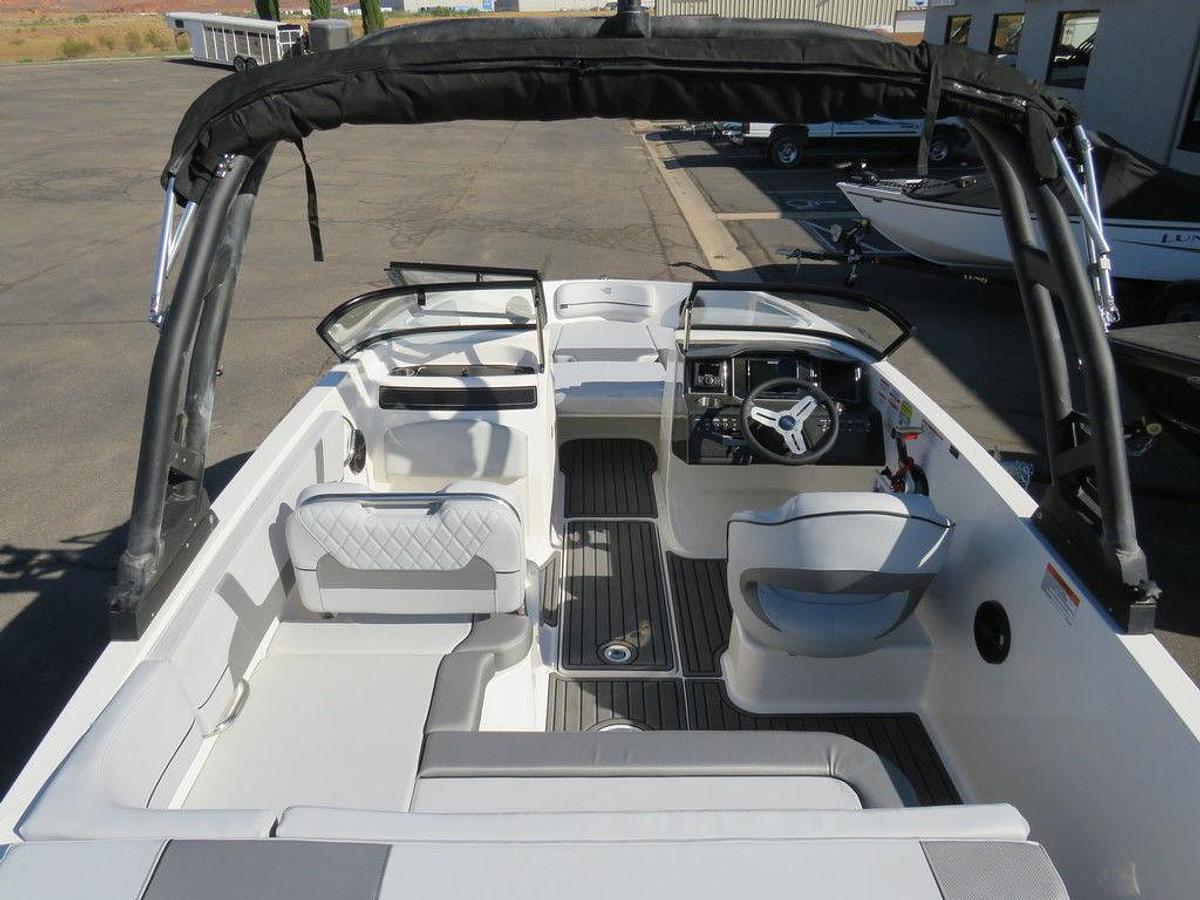 2025 Bayliner VR5 Bowrider