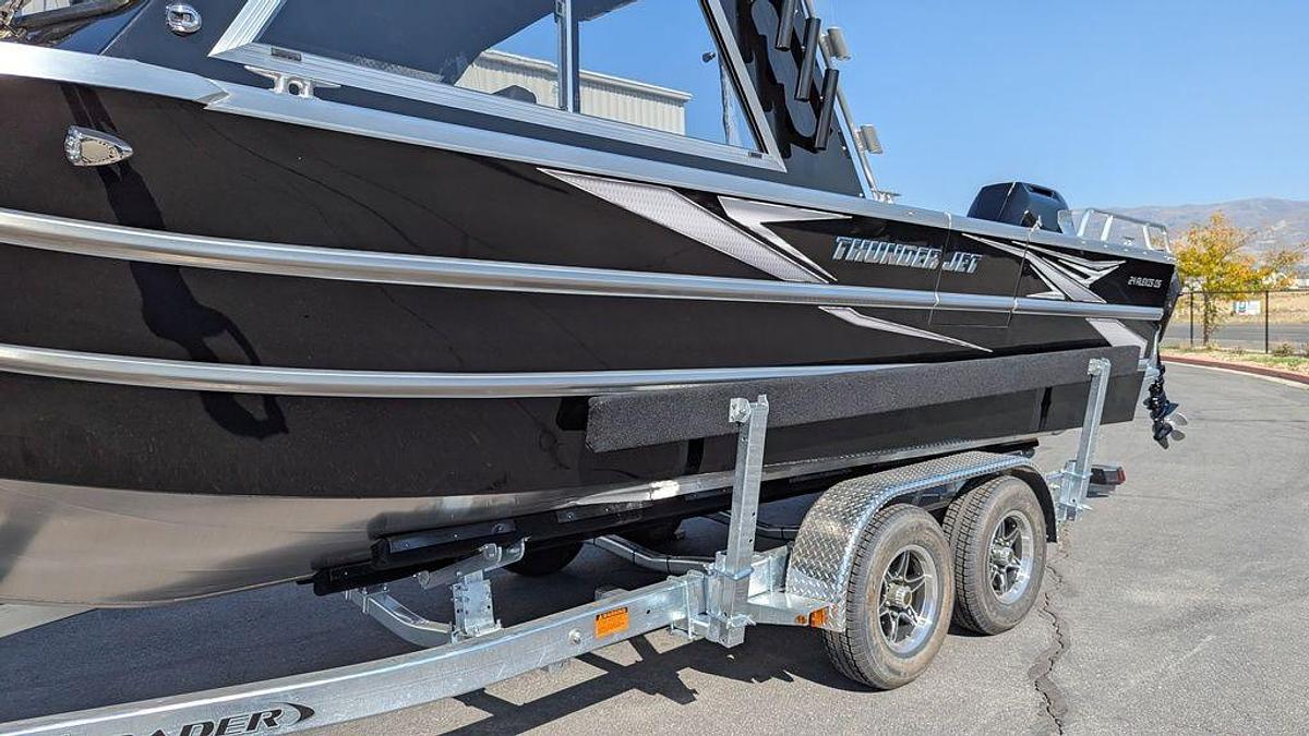 2025 Thunder Jet Alexis 24 OS