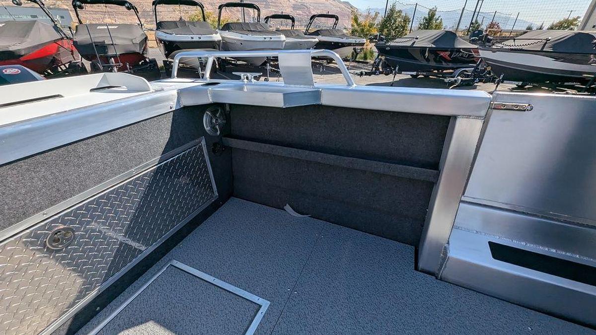 2025 Thunder Jet Alexis 24 OS